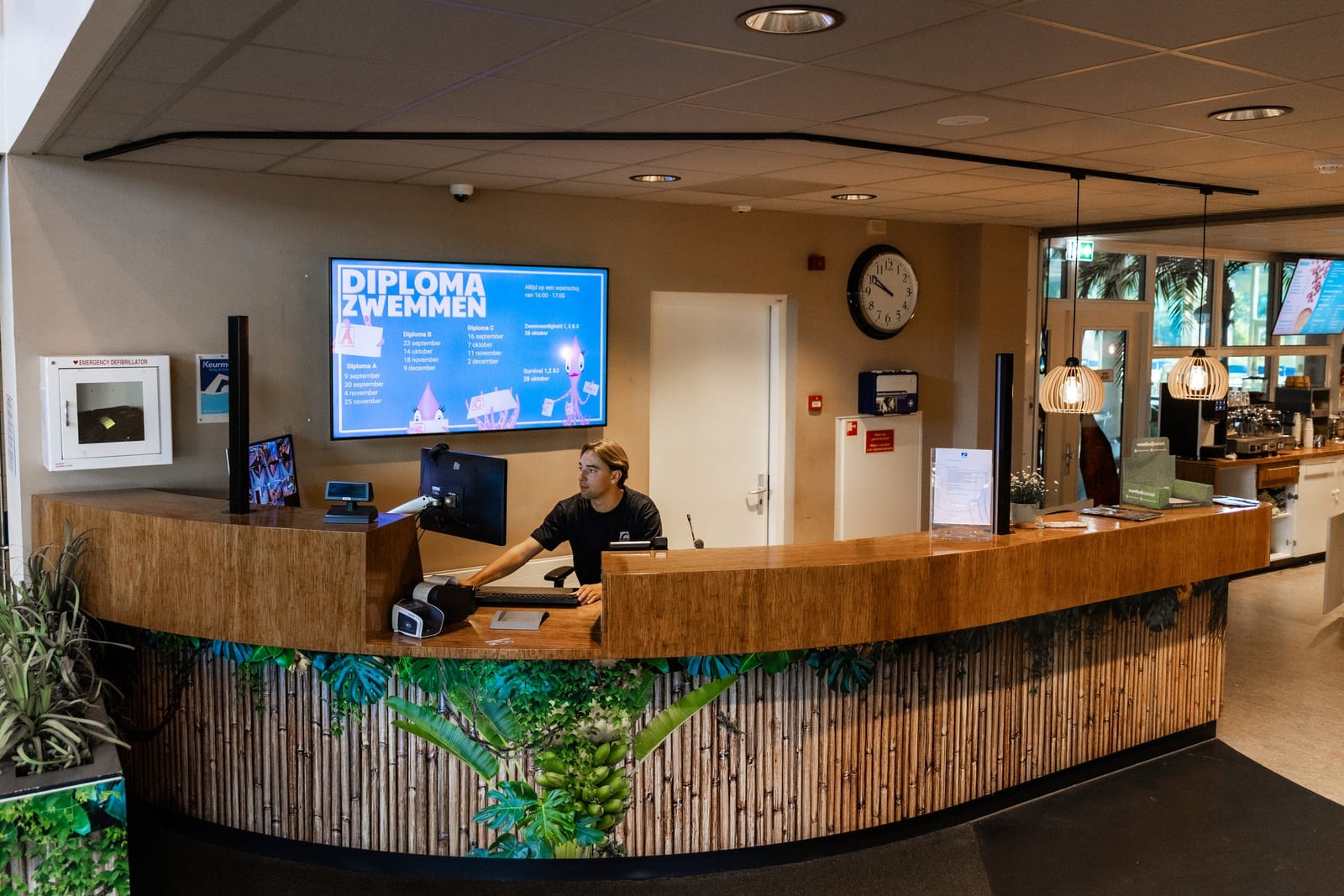 Werken bij het zwembad